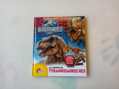 Alla scoperta del T-rex. Jurassic world. Ediz. illustrata. Con gadget
